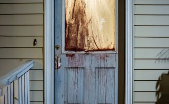 My Neighbor Threw Rotten Tomatoes at My Front Door Because I Didn't Put up Halloween Decorations 'Soon Enough