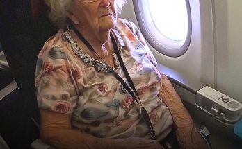 Business Class Passengers Mock Poor Old Lady, at the End of the Flight Pilot Addresses Her – Story of the Day