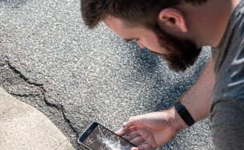 Man Finds a Smashed Phone on the Roadside—When He Inserts the SIM Card Into His Own Phone and Calls 'Daughter,' His Heart Stops