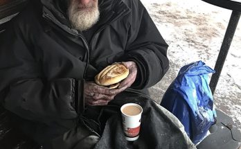 I Helped an Elderly Homeless Man with Amnesia – Days Later, He Returned to My House with a Woman and Two Kids