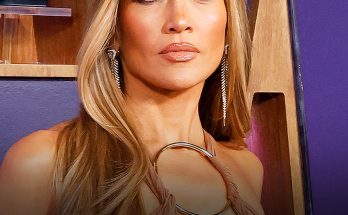 Jennifer Lopez Attends the 2025 AMAs, Sparking Discussion over Her Appearance