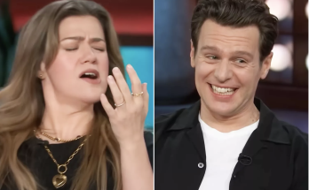 Kelly Clarkson Regales Jonathan Groff with Tale of Being Covered in His 'Groff Sauce': 'You Are a Spitter'