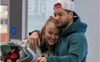 JoJo Siwa Gifted Bouquet of Flowers at the Airport by Chris Hughes as the Pair Continue to Spark Romance Rumors