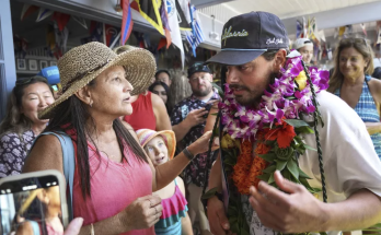 Man Who Quit Job to Sail with His Cat Reaches Hawaii After 3 Weeks at Sea — and a Crowd of Fans Greet Him
